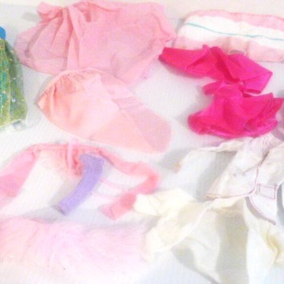 TYS1 - Lot of 6 BARBIES Barbie CLOTHS Barbie Collection Bratz Barbie Accessories - Picture 4 of 11